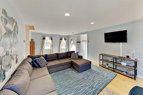 Spacious Getaway - Pool, Hot Tub, 2 Offices, Grill Home