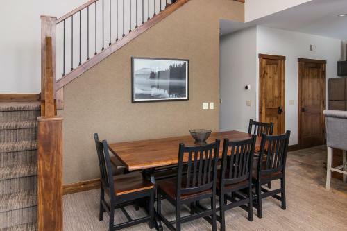 7325 Creekside Condo