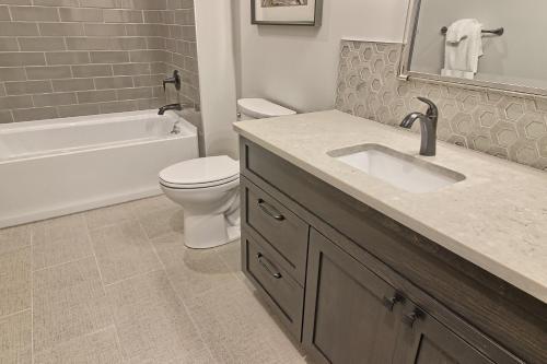 7325 Creekside Condo