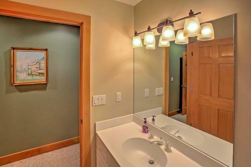 Boyne Falls Townhome With Forest Views-walk To Lifts!