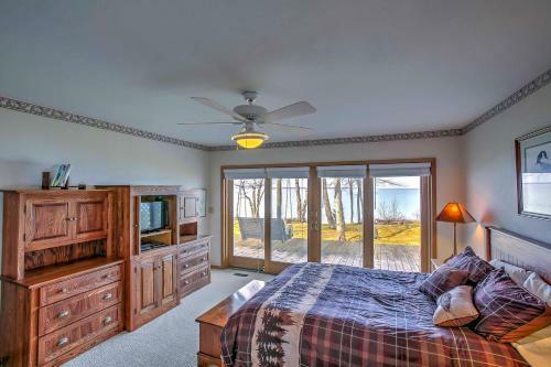 Gorgeous Charlevoix Home On Lake Michigan!