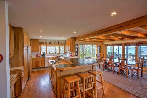 Gorgeous Charlevoix Home On Lake Michigan!
