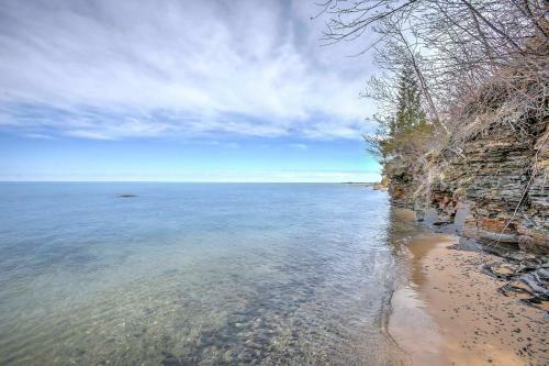 Gorgeous Charlevoix Home On Lake Michigan!