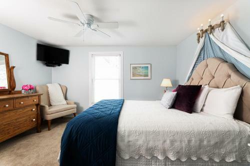Bed & Breakfast Looking Glass Beachfront Inn