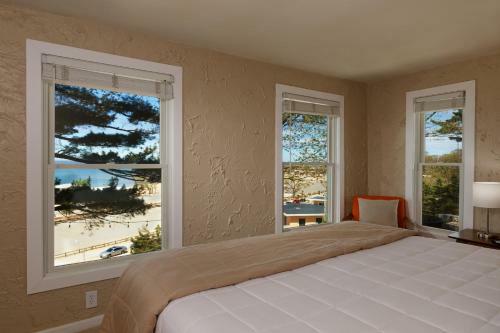 Bed & Breakfast Looking Glass Beachfront Inn