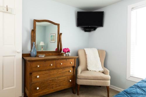 Bed & Breakfast Looking Glass Beachfront Inn