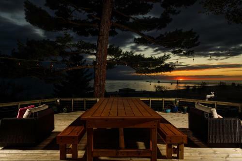 Bed & Breakfast Looking Glass Beachfront Inn