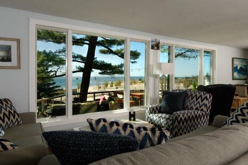 Bed & Breakfast Looking Glass Beachfront Inn