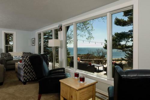 Bed & Breakfast Looking Glass Beachfront Inn