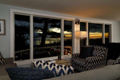 Bed & Breakfast Looking Glass Beachfront Inn