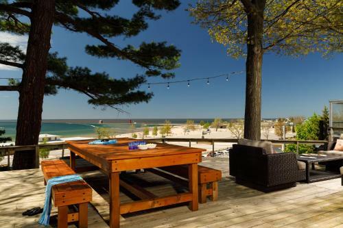Bed & Breakfast Looking Glass Beachfront Inn