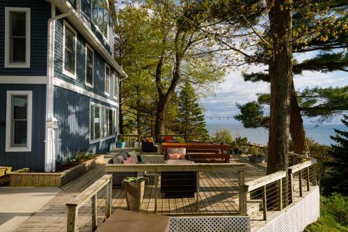Bed & Breakfast Looking Glass Beachfront Inn
