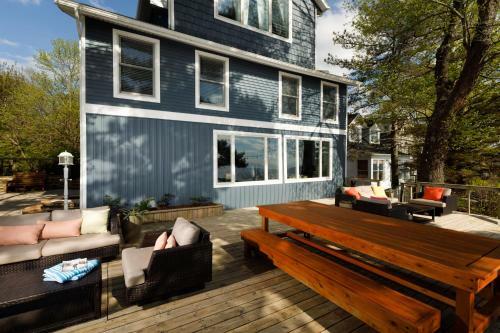 Bed & Breakfast Looking Glass Beachfront Inn