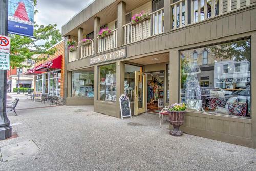 Lovely Apartment With Balcony In Downtown Grand Haven