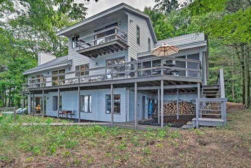 Lakefront Grand Haven House With Deck And Water Toys!