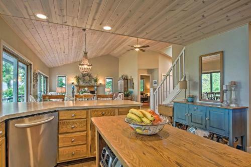Lakefront Grand Haven House With Deck And Water Toys!