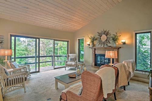Lakefront Grand Haven House With Deck And Water Toys!