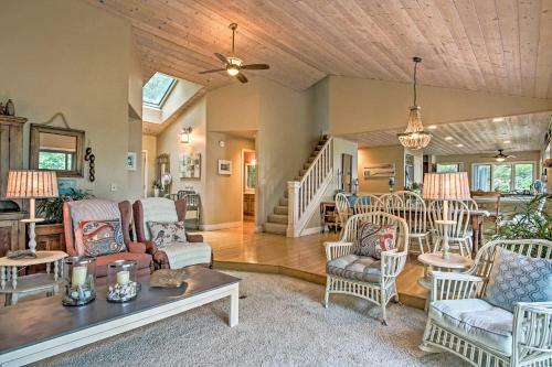 Lakefront Grand Haven House With Deck And Water Toys!