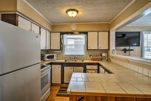 Cottage With Fire Pit Walk To Park And Houghton Lake!