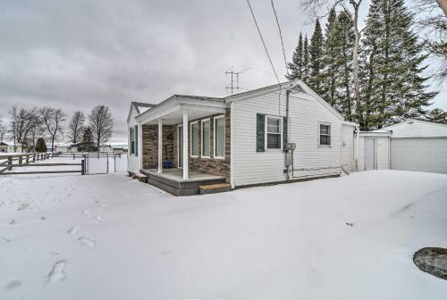 Cottage With Fire Pit Walk To Park And Houghton Lake!