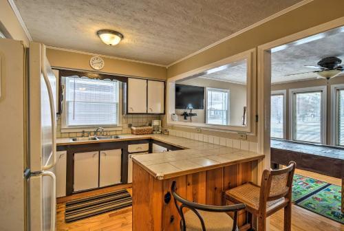 Cottage With Fire Pit Walk To Park And Houghton Lake!