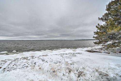 Cottage With Fire Pit Walk To Park And Houghton Lake!