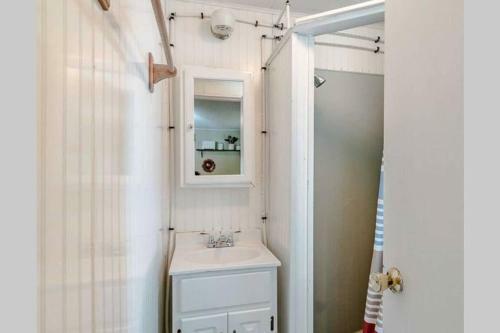 Apartamento Quaint Cabin Near Many Attractions W/ Private Dock