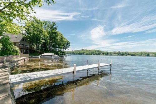 Apartamento Quaint Cabin Near Many Attractions W/ Private Dock