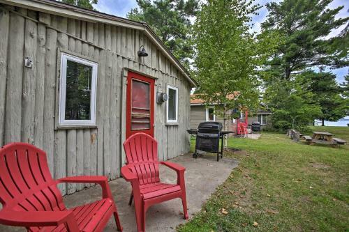 Charming Suttons Bay Cottage With Shared Waterfront!