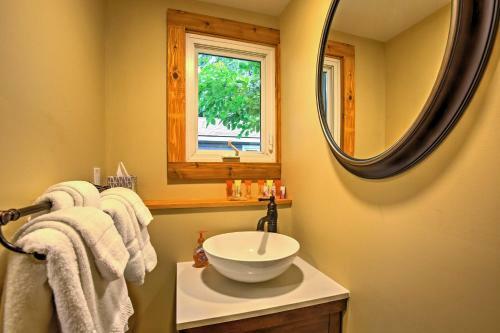 Charming Suttons Bay Cottage With Shared Waterfront!