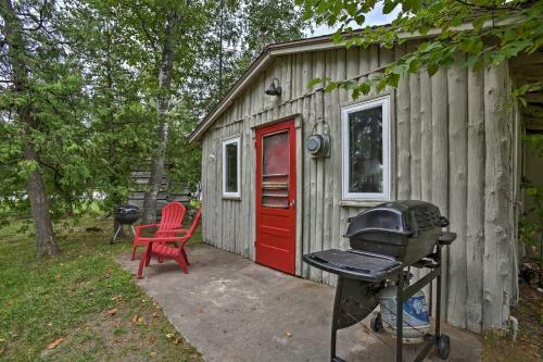 Charming Suttons Bay Cottage With Shared Waterfront!