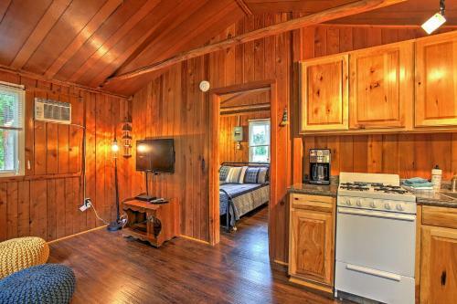 Charming Suttons Bay Cottage With Shared Waterfront!
