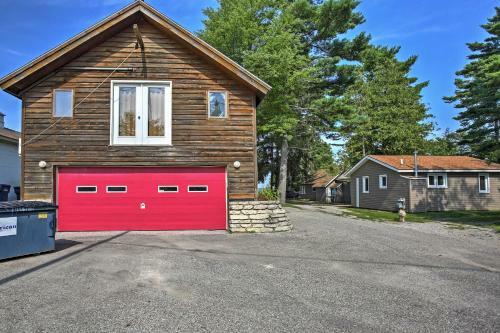 Apartamento Studio Apt With Shared Beach-steps To Suttons Bay!