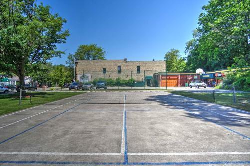 Apartamento Charming Saugatuck Condo With Private Deck And Grill!
