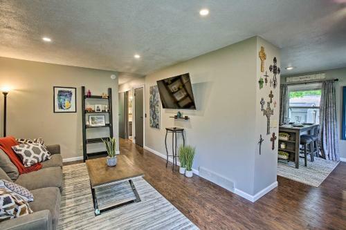 Charming Home With Deck, 2 Mi To Lake Michigan!