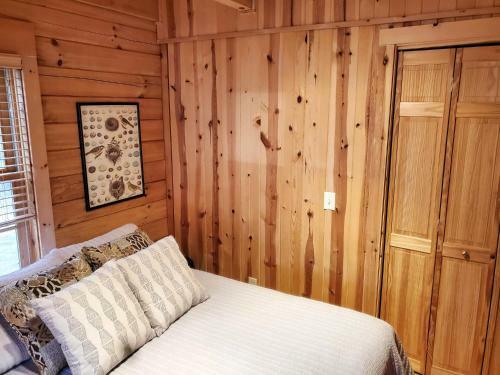 Wonderful Log Cabin Near Private Beach And Lake Access