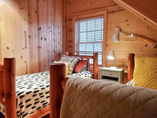 Wonderful Log Cabin Near Private Beach And Lake Access