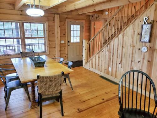 Wonderful Log Cabin Near Private Beach And Lake Access