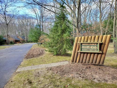 Wonderful Log Cabin Near Private Beach And Lake Access