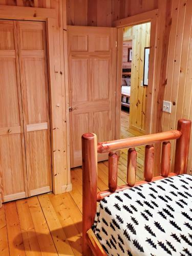 Wonderful Log Cabin Near Private Beach And Lake Access