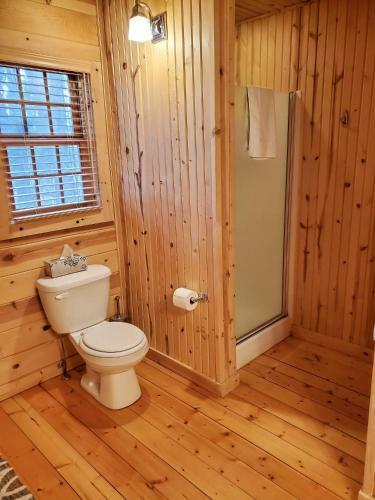 Wonderful Log Cabin Near Private Beach And Lake Access