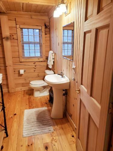 Wonderful Log Cabin Near Private Beach And Lake Access
