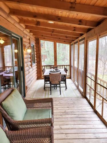 Wonderful Log Cabin Near Private Beach And Lake Access