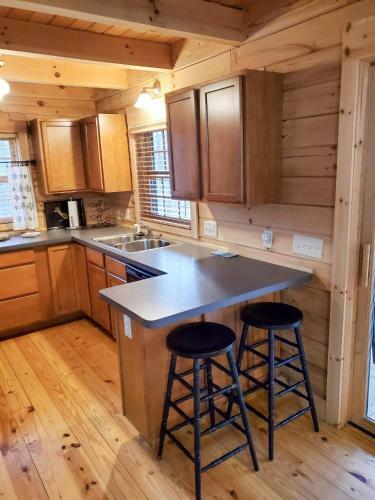 Wonderful Log Cabin Near Private Beach And Lake Access