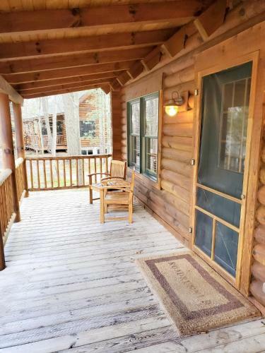 Wonderful Log Cabin Near Private Beach And Lake Access