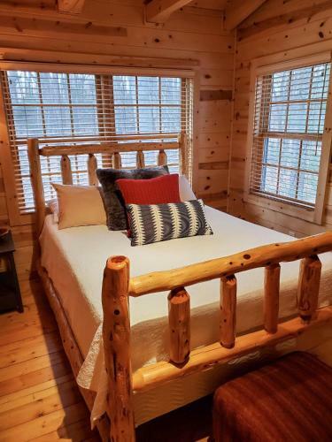 Wonderful Log Cabin Near Private Beach And Lake Access