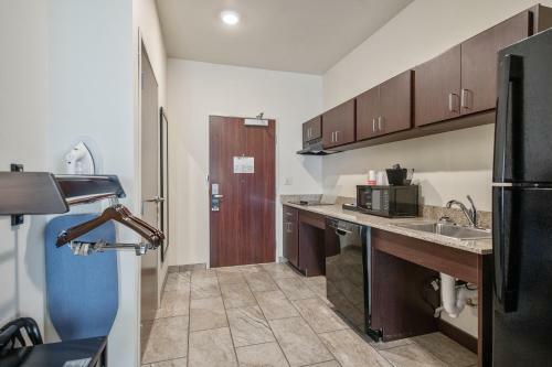 Cobblestone Hotel & Suites - Austin