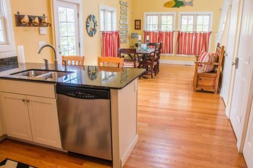 Beach Pines Lakeshore Cottage