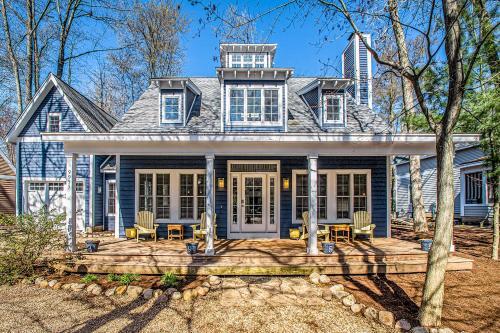 Lakeshore Cottage