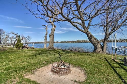 Authentic Cabin With Fire Pit On Roberds Lake!